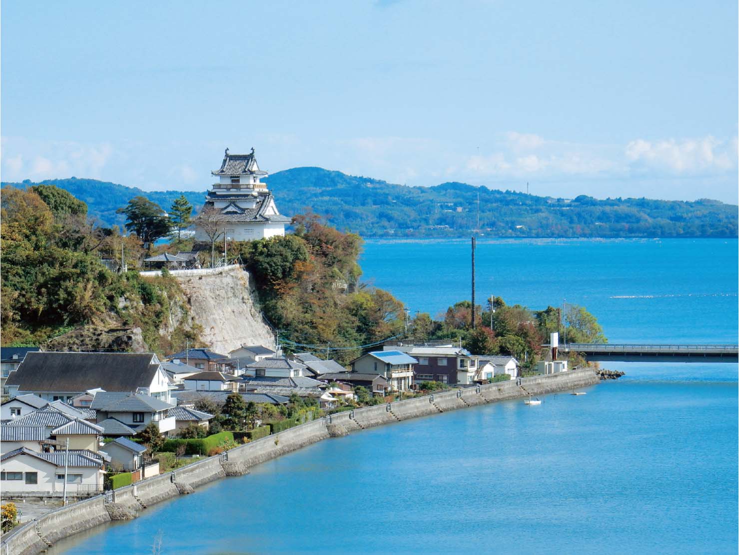 海に臨む三層天守